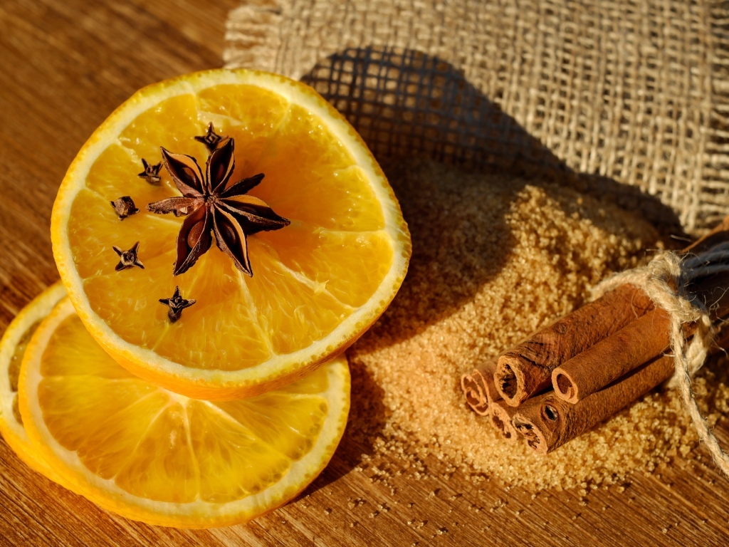 Ароматный апельсин с корицей и сахаром