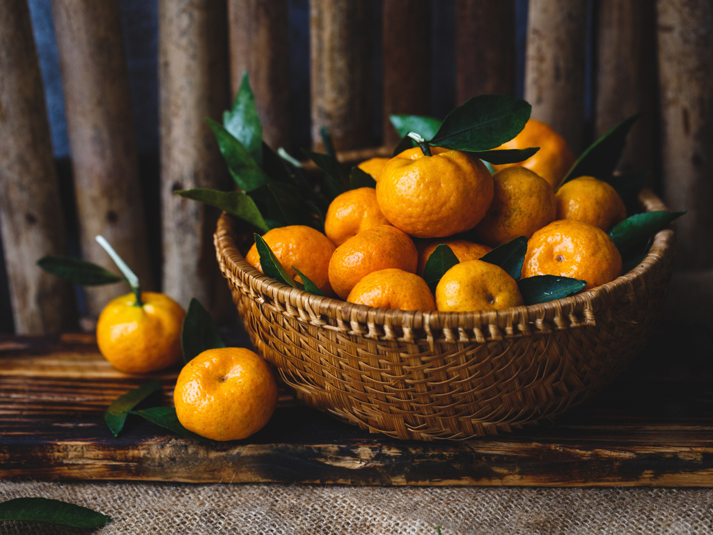 Корзина ароматных мандаринов на столе