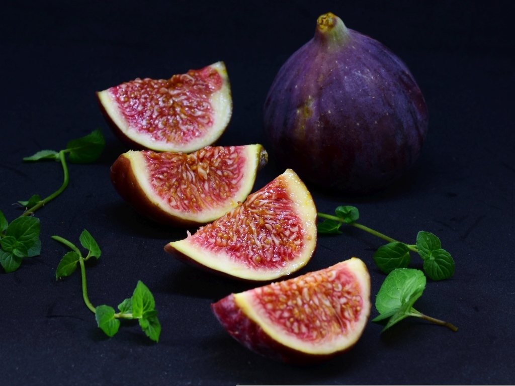 Большой спелый инжир на столе 