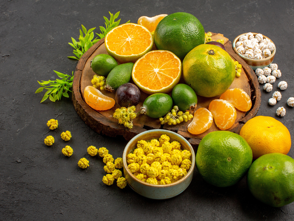 Цитрусовые ароматные фрукты на столе  с конфетами