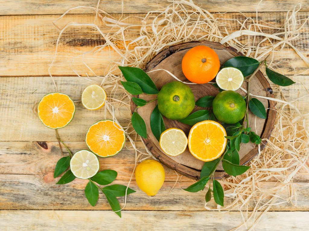 Цитрусовые кислые фрукты на столе