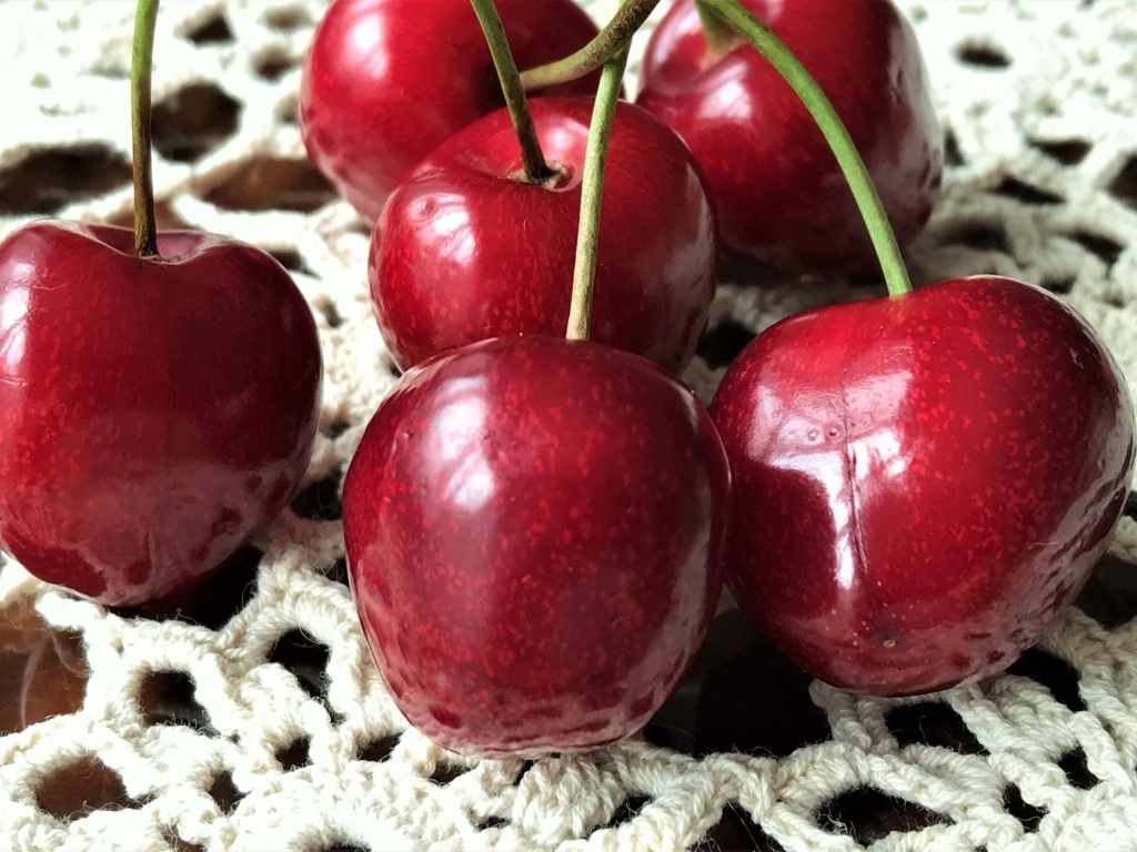 Крупные спелые ягоды черешни на столе