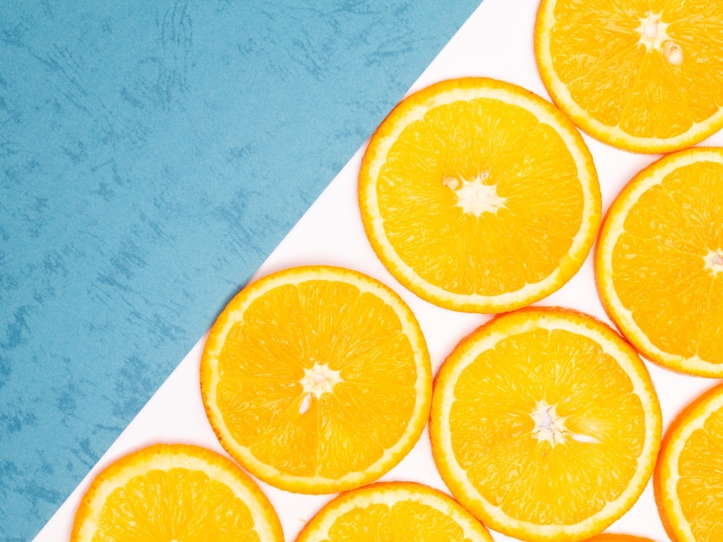 Кружочки апельсина на голубом фоне