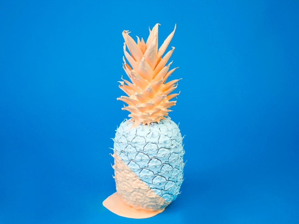 Ананас на голубом фоне