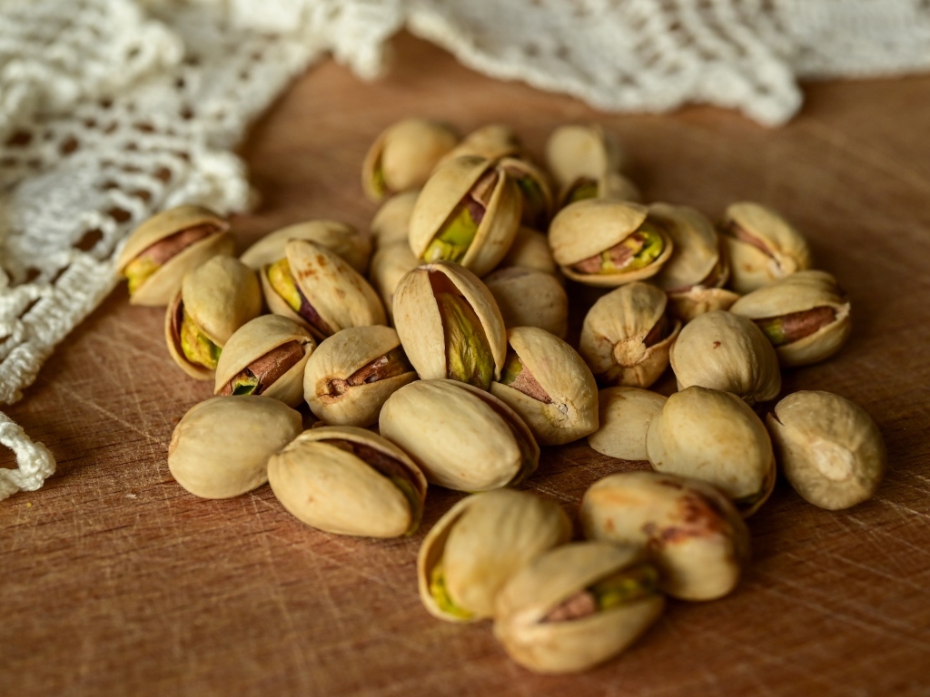 Фисташки в скорлупе на столе