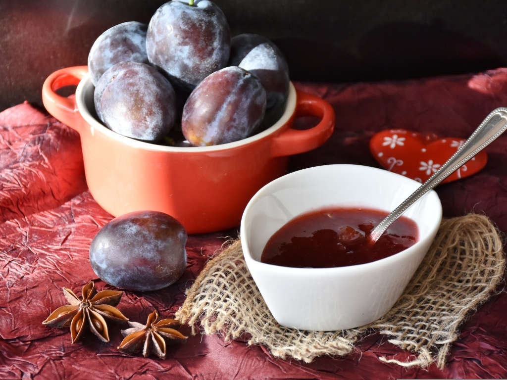 Сливовый джем с ягодами на столе