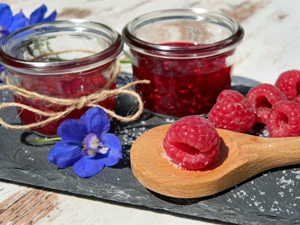 Малиновый джем на столе с ягодами