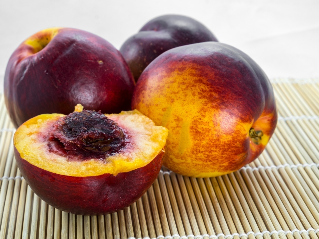 Спелый сладкий нектарин на столе