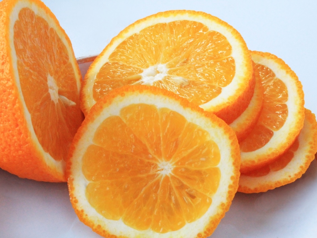 Нарезанный апельсин на тарелке