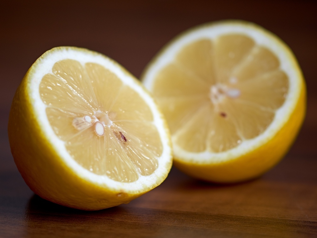 Две половины лимона столе 