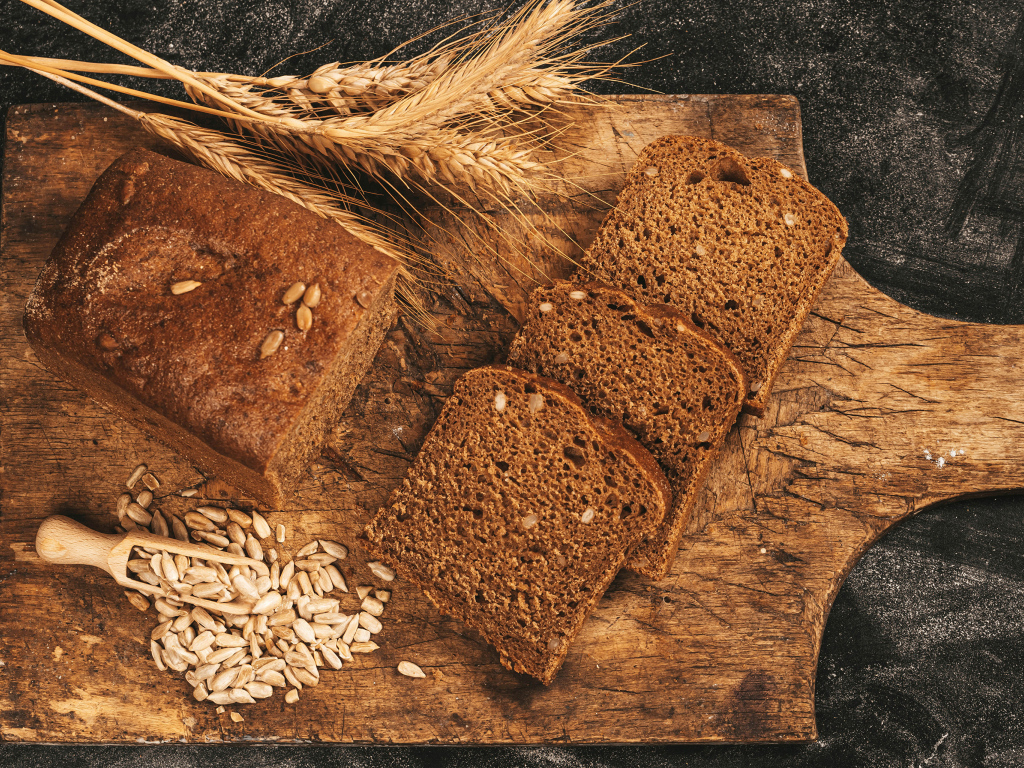 Черный хлеб с семечками на доске