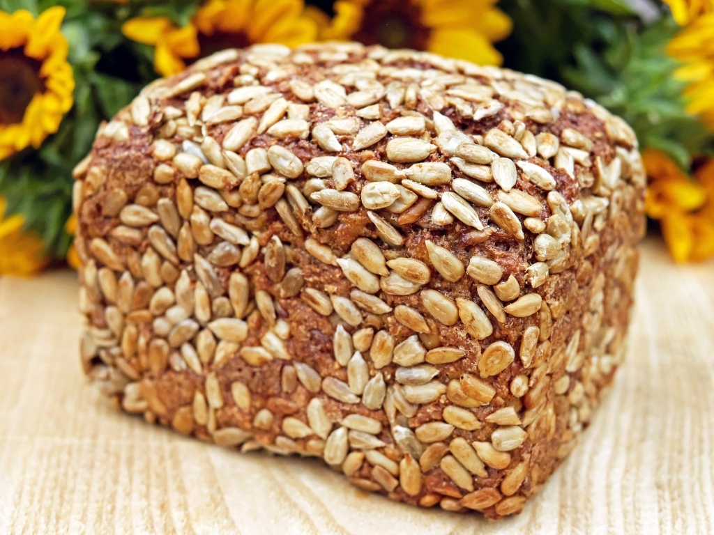 Буханка хлеба с семечками на столе