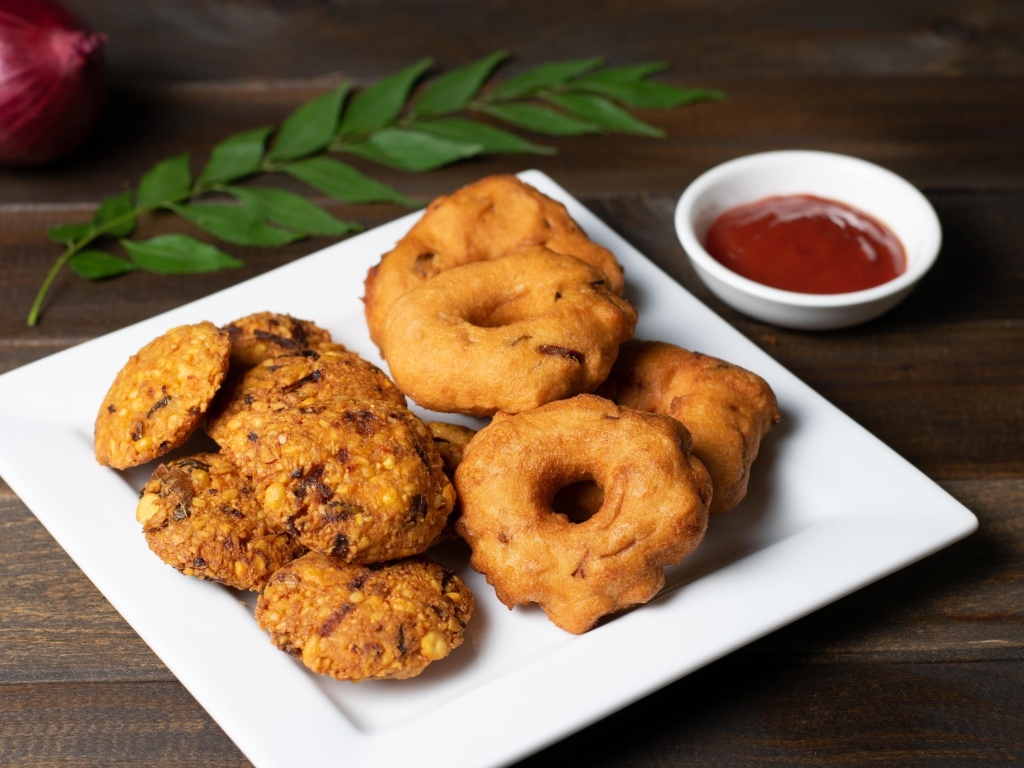 Выпечка на тарелке на столе с соусом и листом