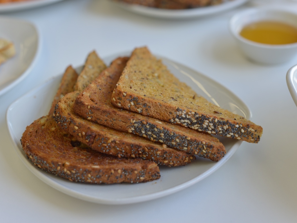 Кусочки хлеба на столе на завтрак 