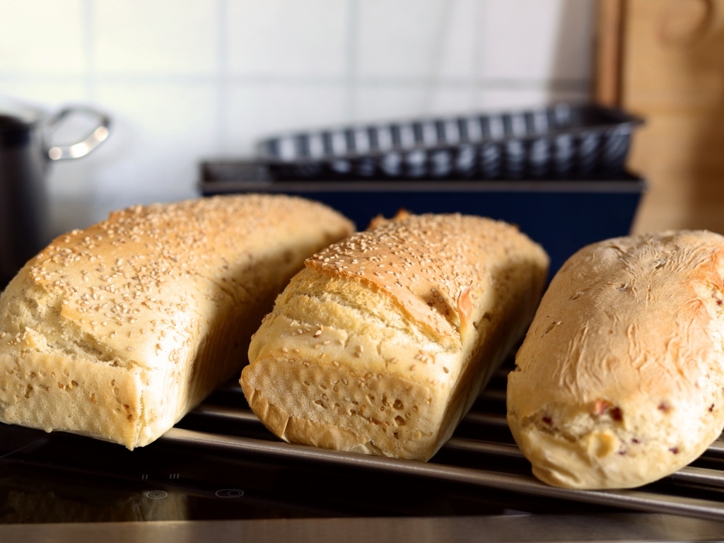 Три буханки свежего хлеба