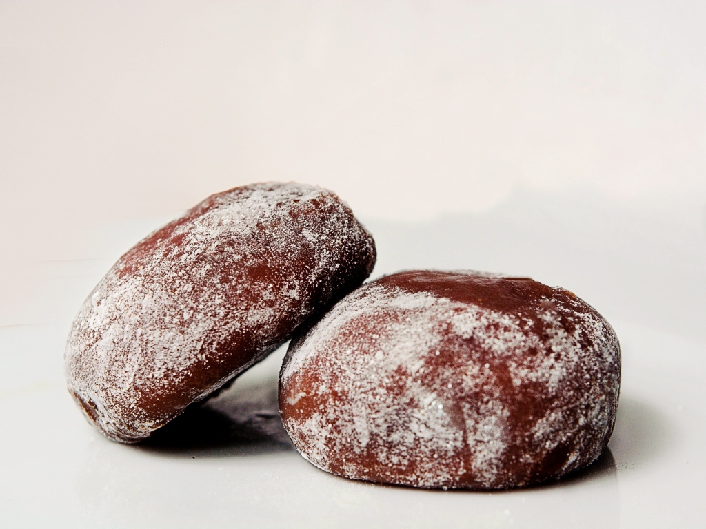 Две буханки ржаного хлеба на сером фоне