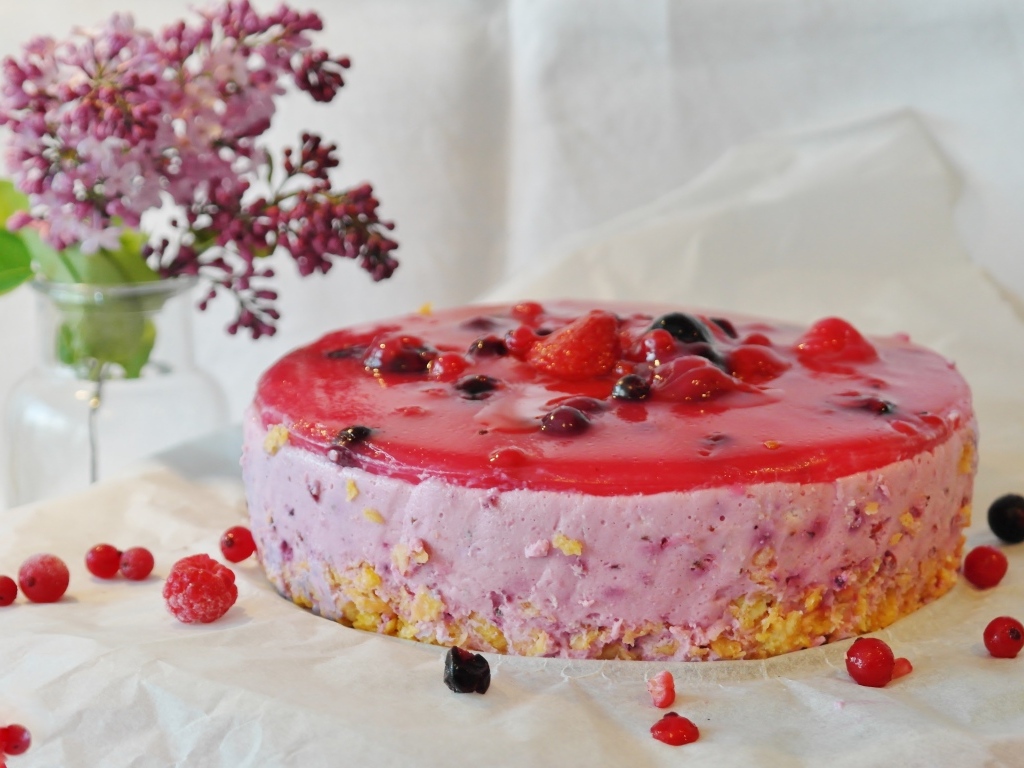 Ягодный торт суфле на столе с сиренью 