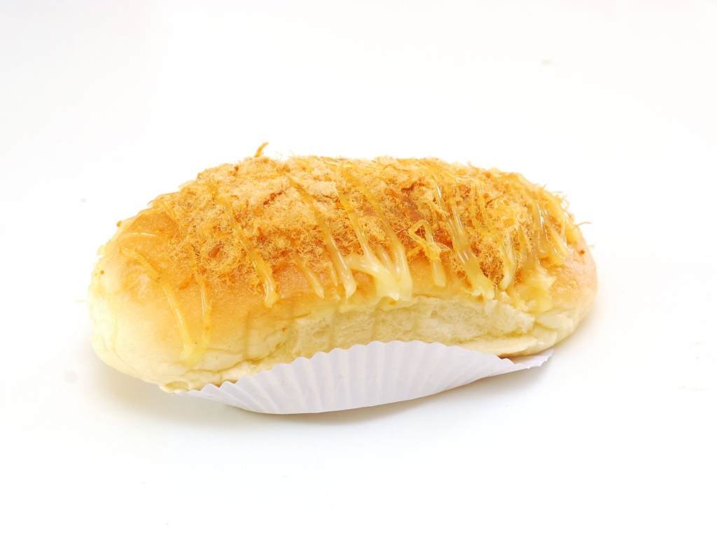 Булочка с кремом на белом фоне