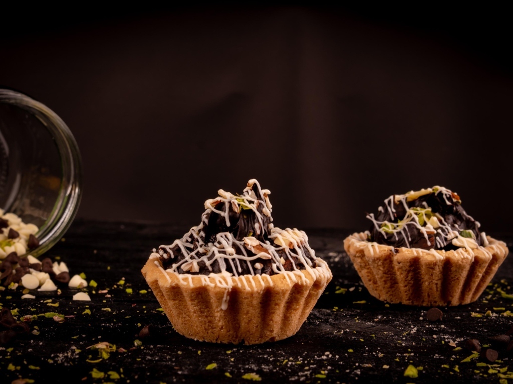 Пирожное с кремом и орехами на столе 