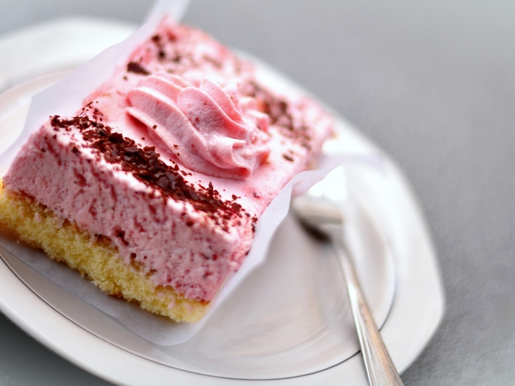 Торт с розовым клубничным муссом