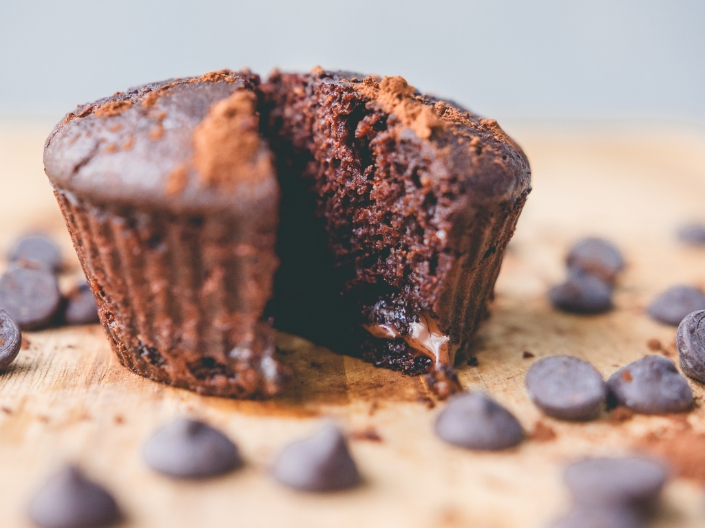 Шоколадный кекс на столе 