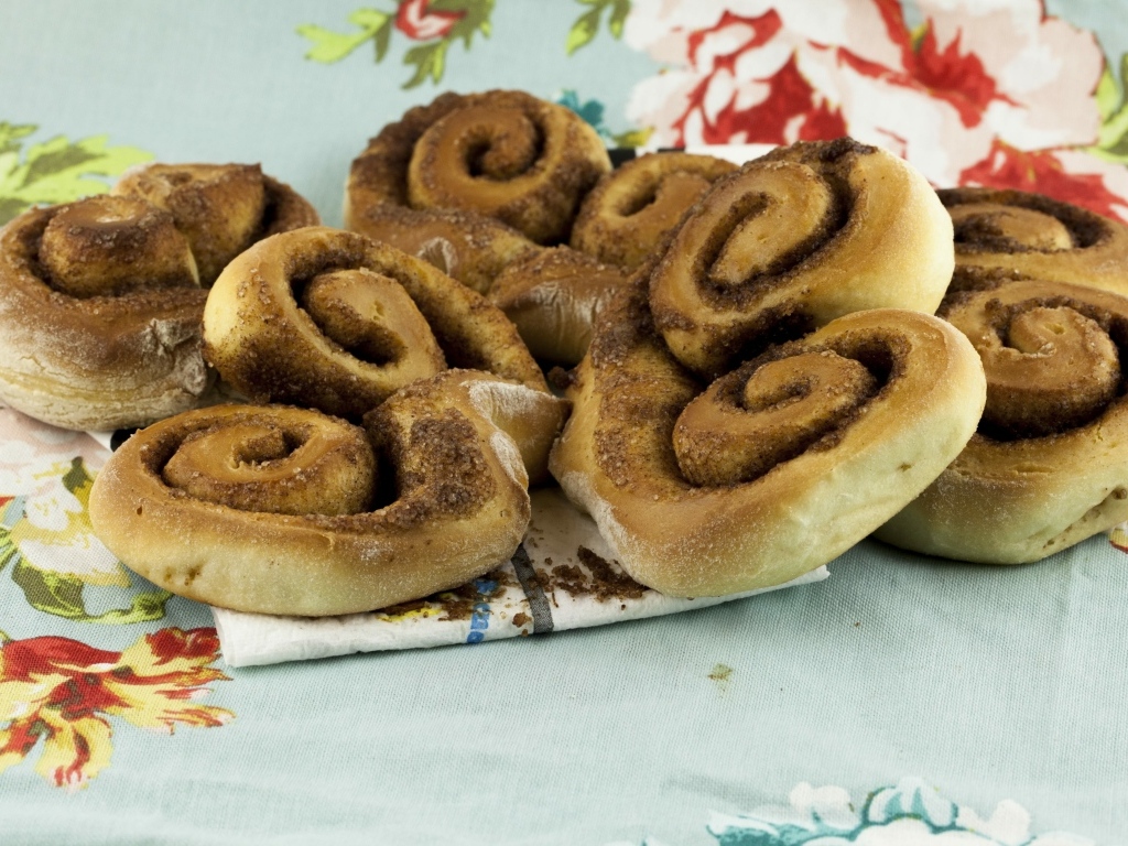 Сладкие рулеты с корицей