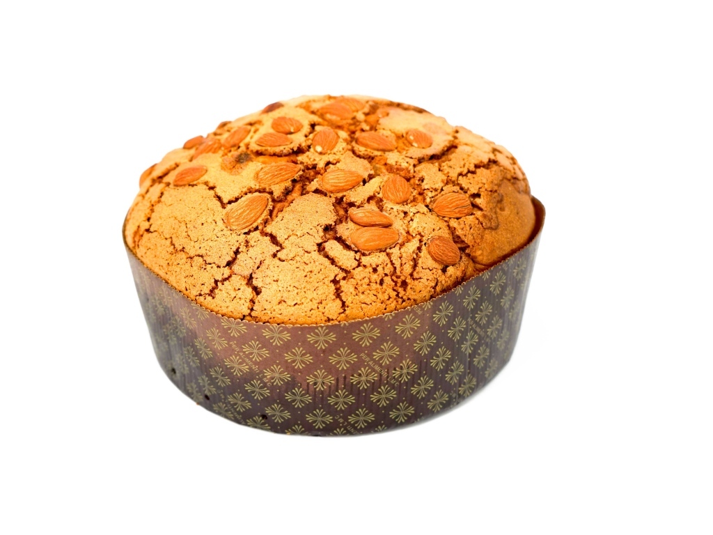 Кекс с миндальными орехами на белом фоне