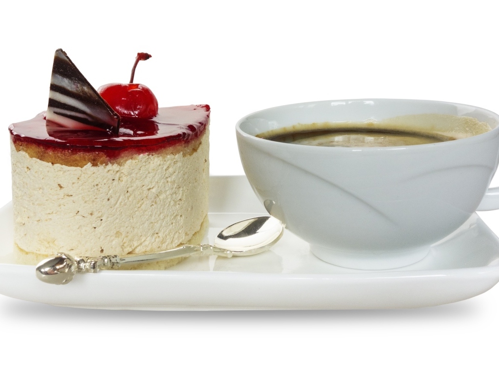 Пирожное с кофе на белом фоне