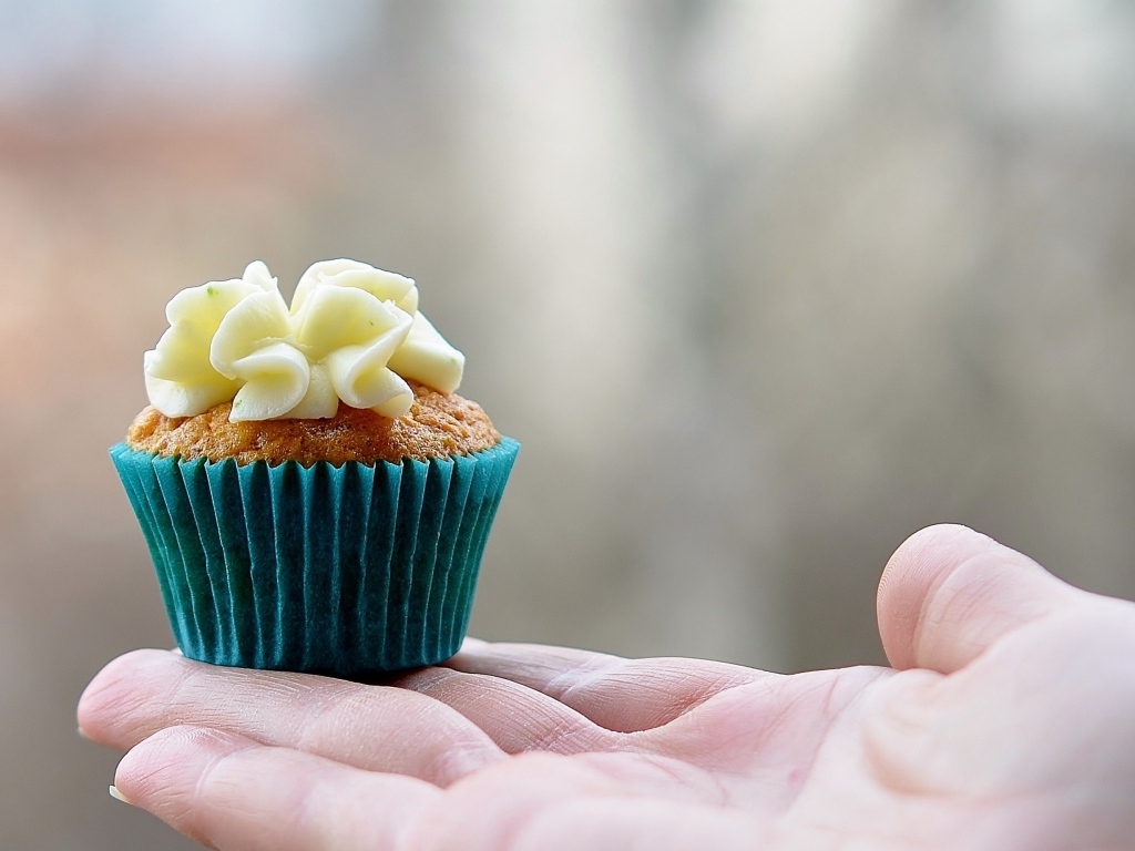 Капкейк с кремом на ладони