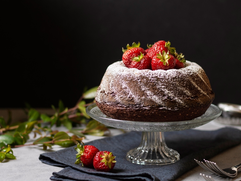 Кекс с сахарной пудрой и ягодами клубники 