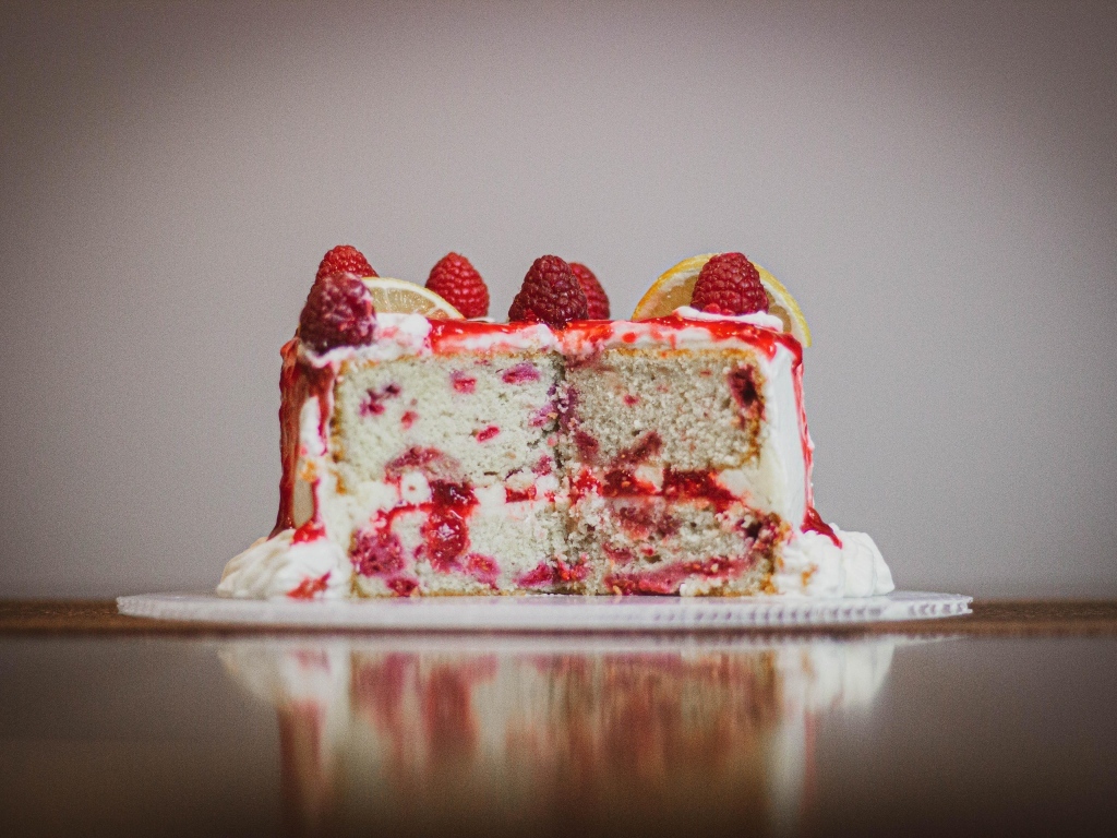 Вкусный торт с ягодами малины и лимоном