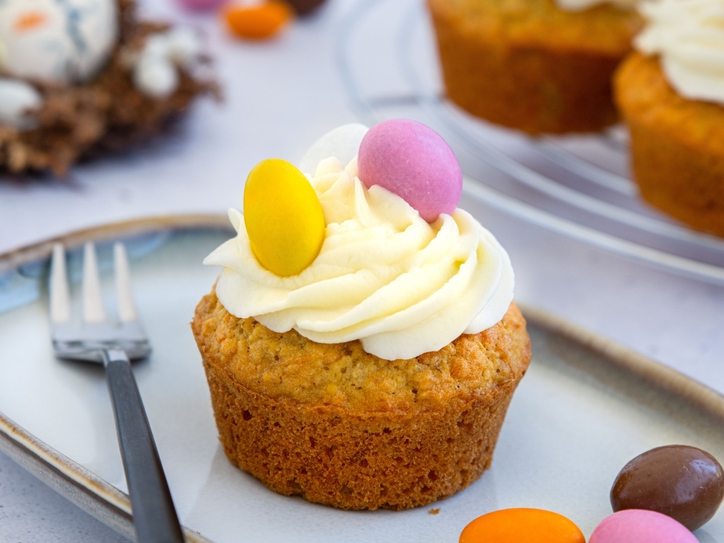 Вкусный кекс с кремом и шоколадными конфетами