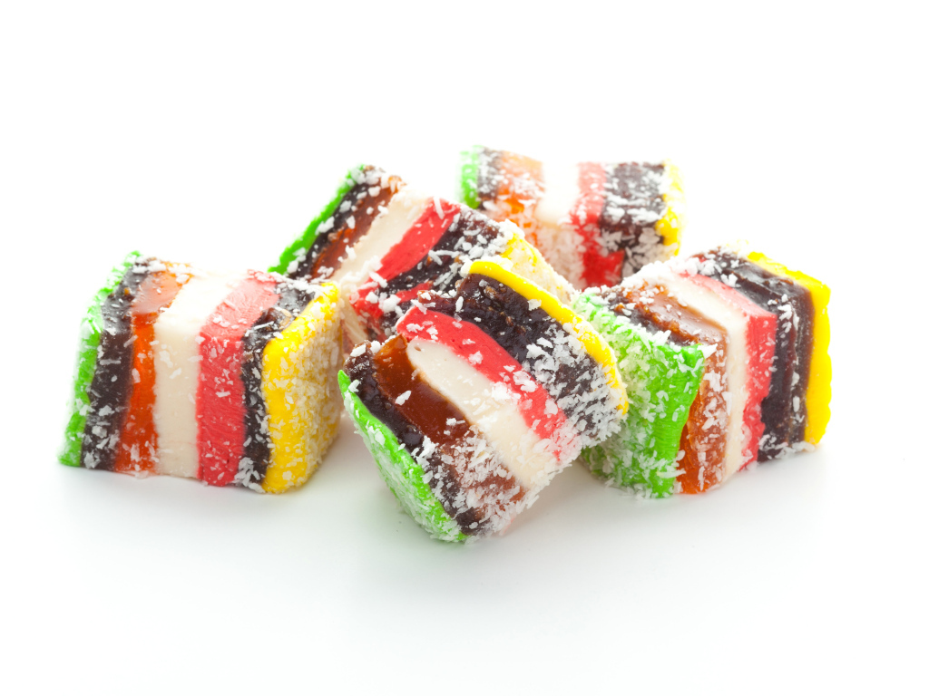 Вкусная восточная сладость рахат лукум на белом фоне