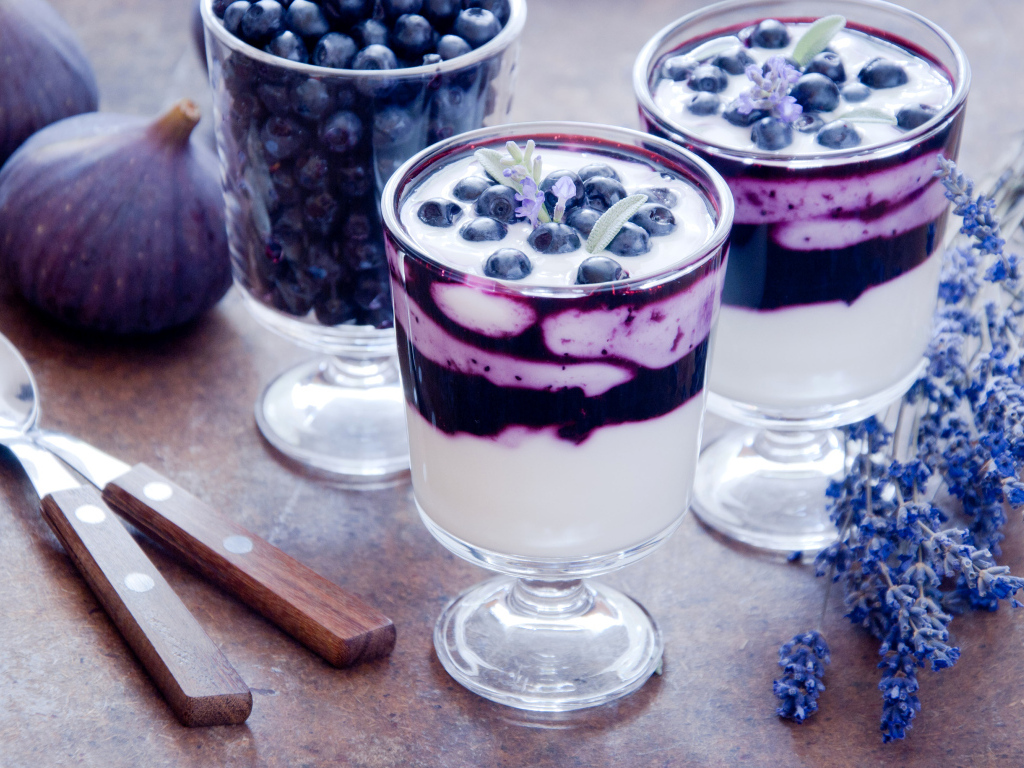 Десерт с ягодами черники и инжиром