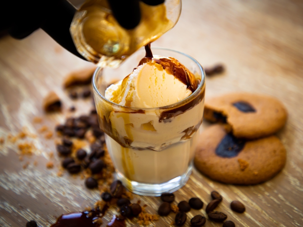 Мороженое в стакане с кофе 