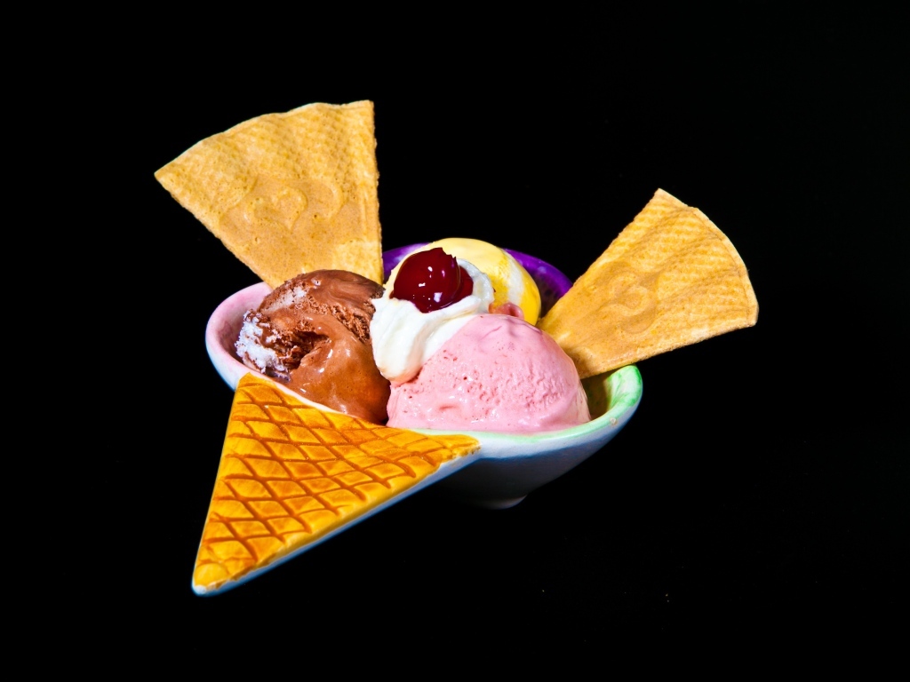 Шарики мороженого на черном фоне