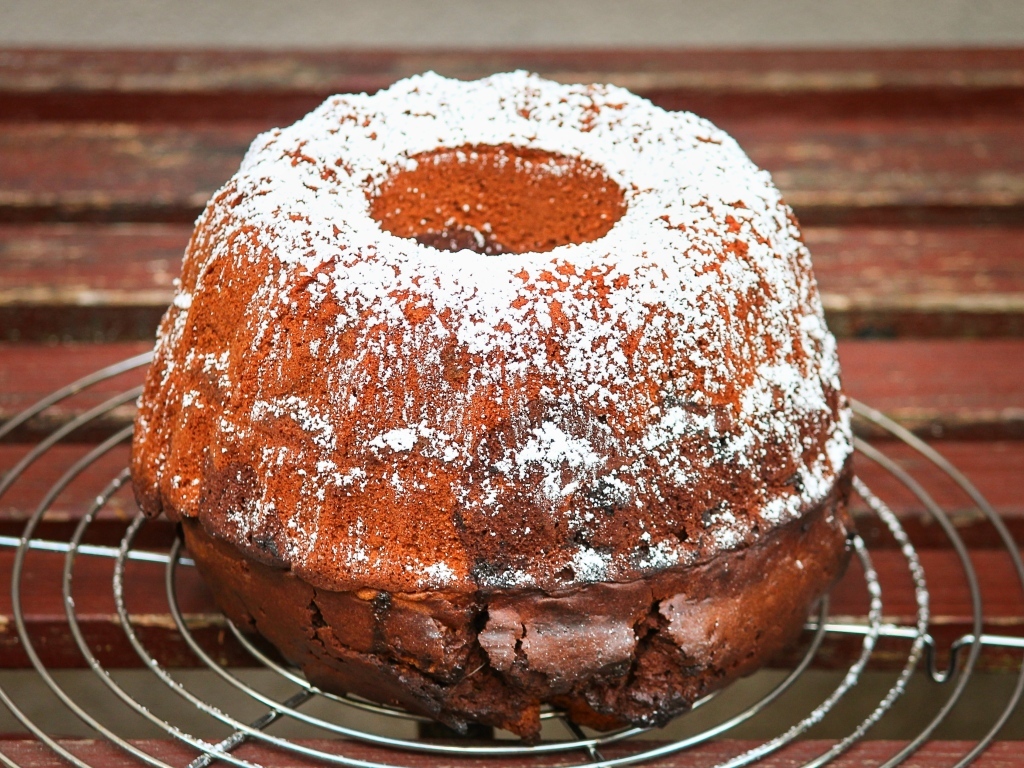 Большой кекс с сахарной пудрой