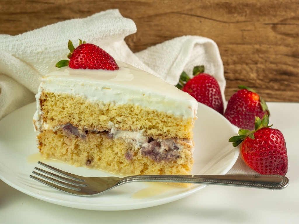 Большой кусок торта с ягодами клубники