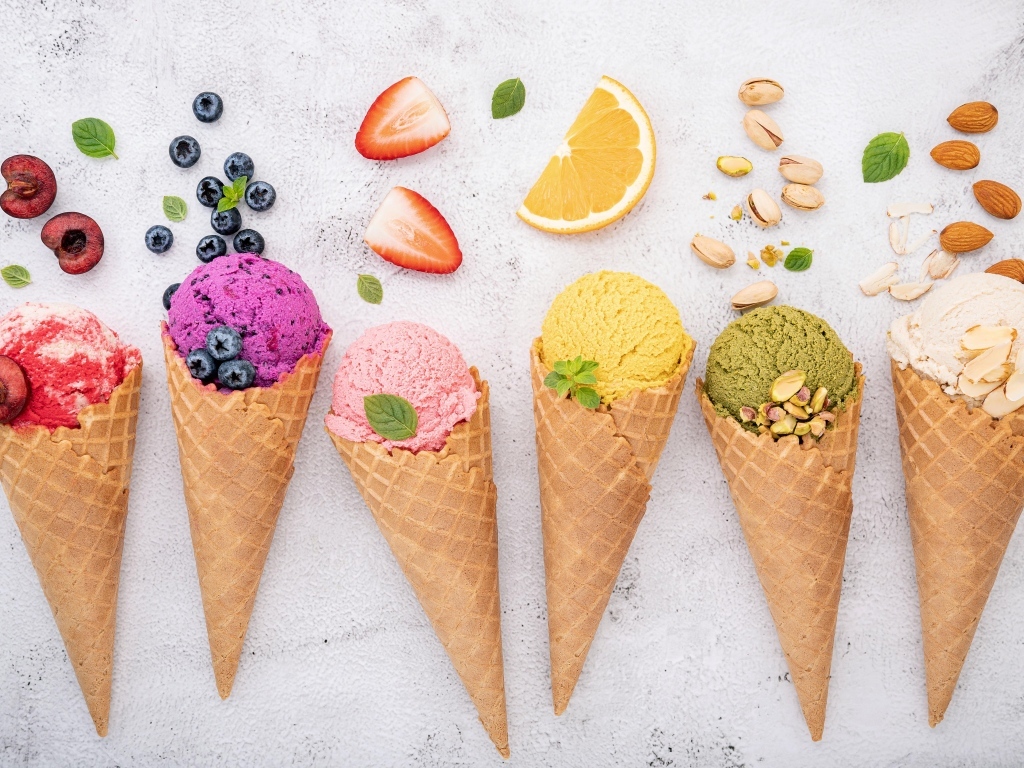 Много мороженого с вафельным рожком