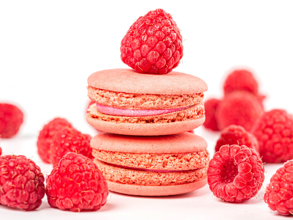 Печенье макарун с малиной на белом фоне