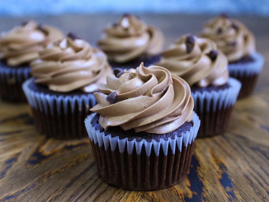 Маффины с кремом и шоколадной крошкой