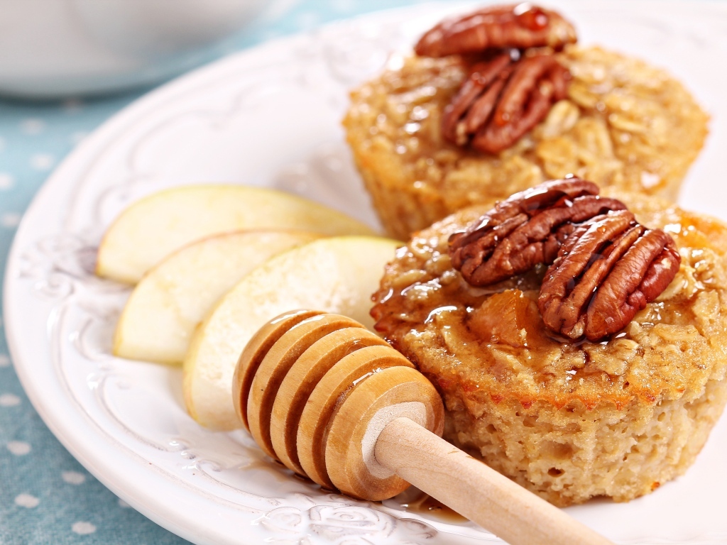 Кексы с медом, орехами и кусочками яблока