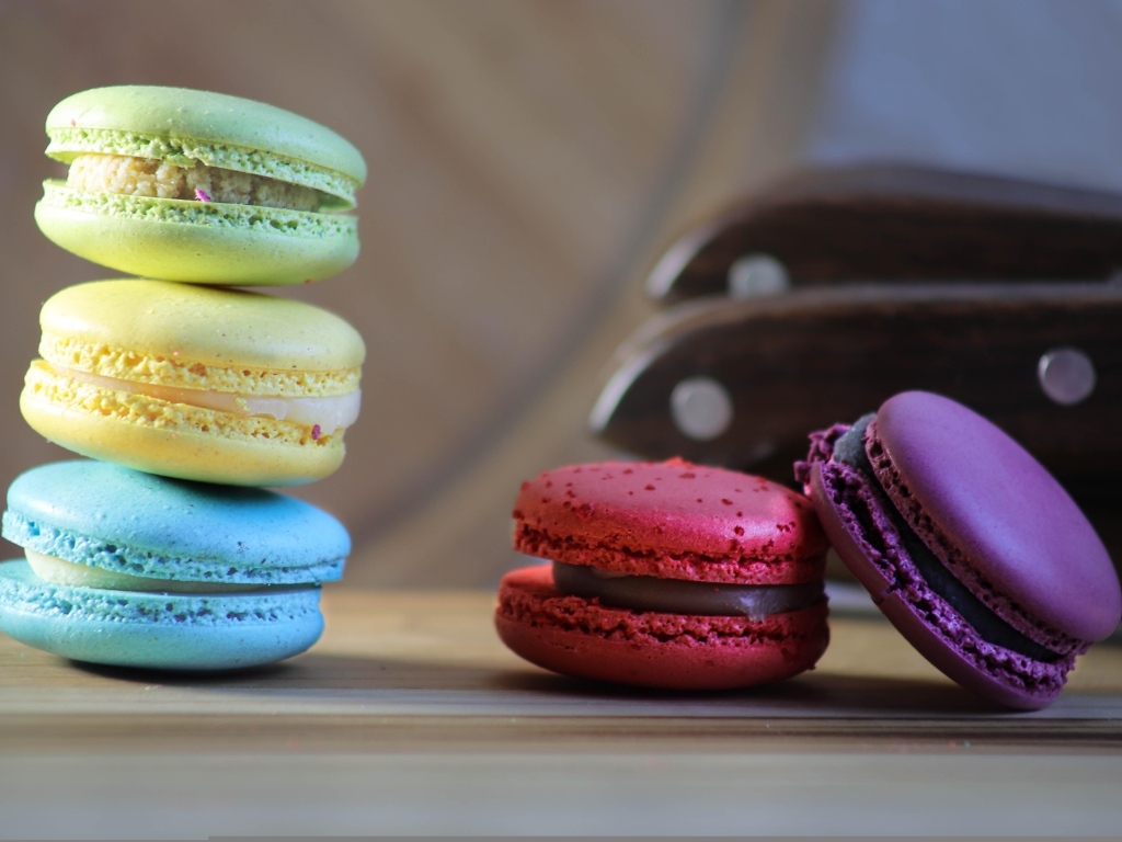 Разноцветный десерт макаронс на столе 