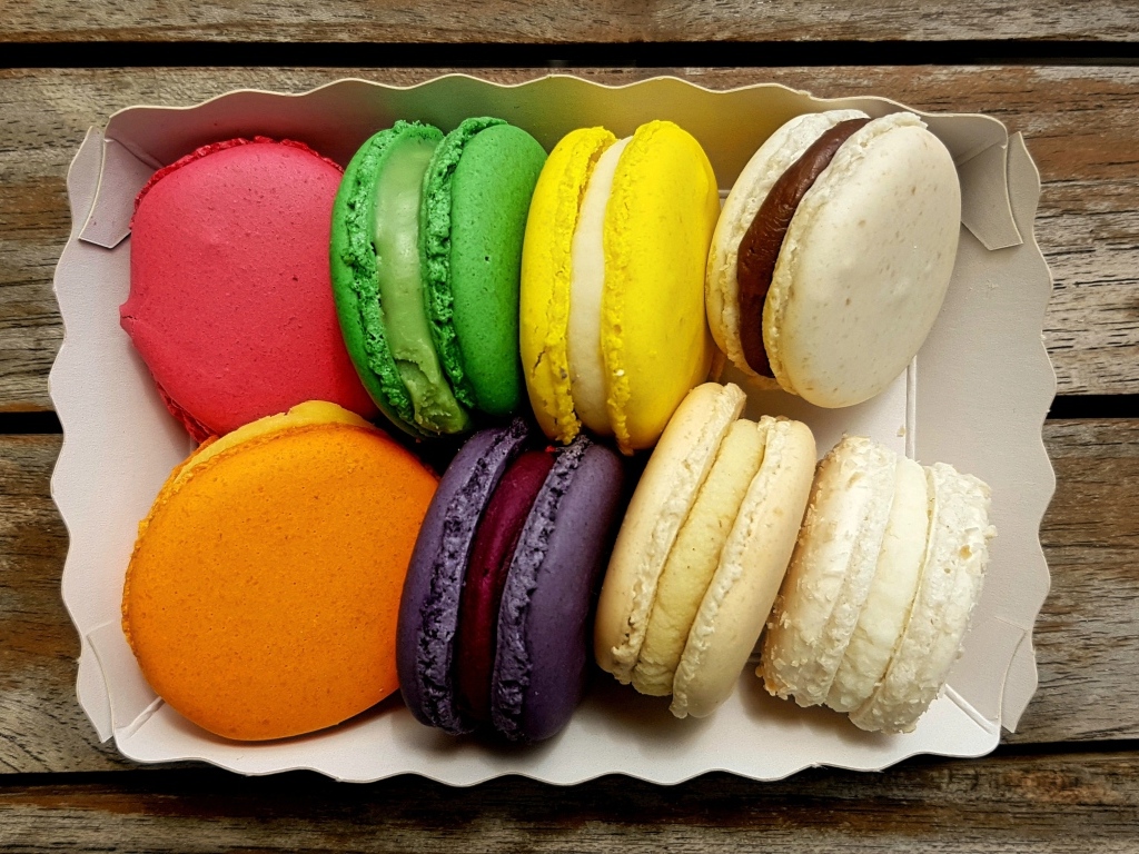 Разноцветное печенье макарун в картонной коробке