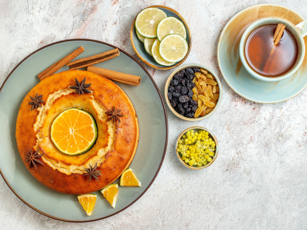 Пирог с лимонным кремом на столе