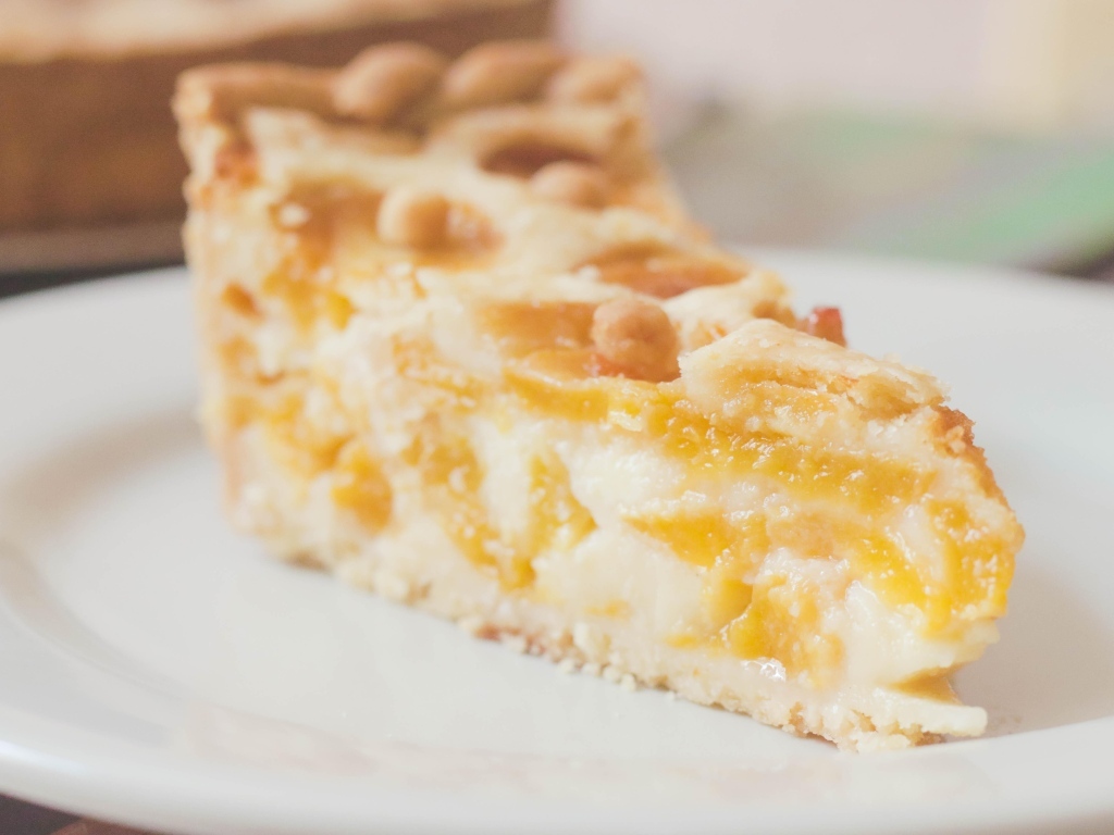 Кусок фруктового пирога на тарелке