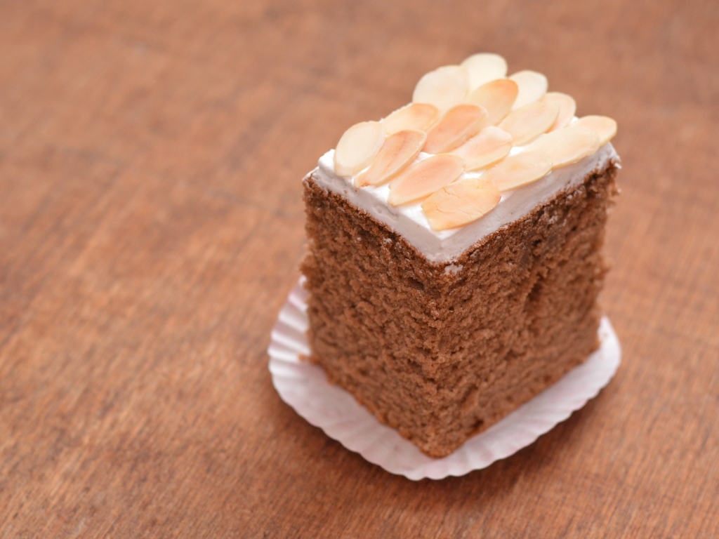 Кусок пирога с кремом и миндальными хлопьями