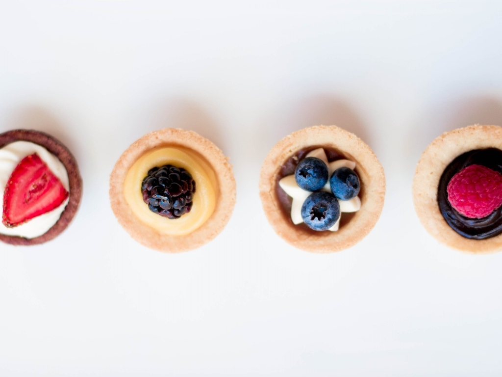 Песочное печенье с кремом на белом фоне