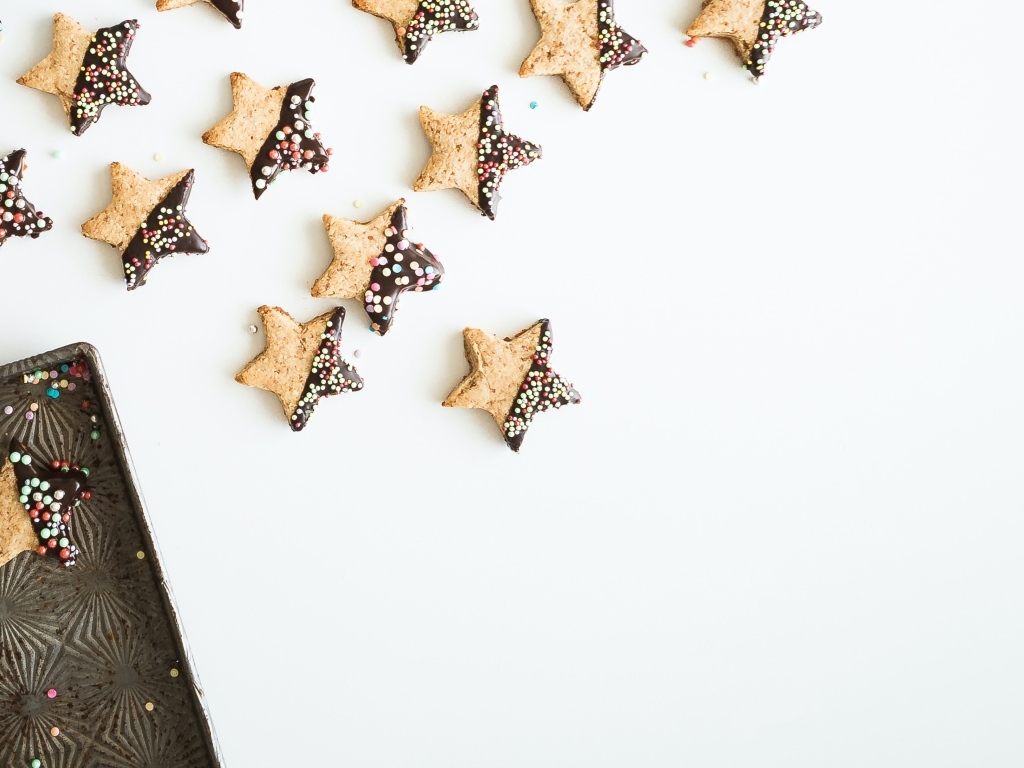 Печенье звездочки на белом фоне