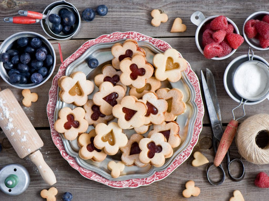 Сладкое фигурное печенье на столе с ягодами